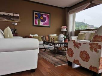 Se vende espaciosa casa con jardín en San Rafael de Escazú 23-516