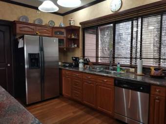 Se vende espaciosa casa con jardín en San Rafael de Escazú 23-516