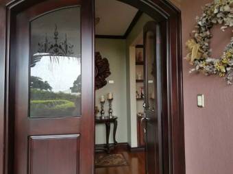 Se vende espaciosa casa con jardín en San Rafael de Escazú 23-516