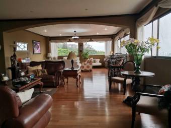 Se vende espaciosa casa con jardín en San Rafael de Escazú 23-516