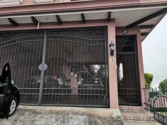 Se vende espaciosa casa con jardín en San Rafael de Escazú 23-516