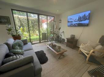 Se vende moderna casa con jardin en condominio de Escazú 23-883