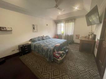 Se vende moderna casa con jardin en condominio de Escazú 23-883