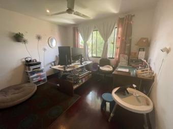 Se vende moderna casa con jardin en condominio de Escazú 23-883