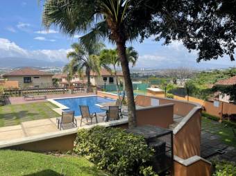 Se vende moderna casa con jardin en condominio de Escazú 23-883
