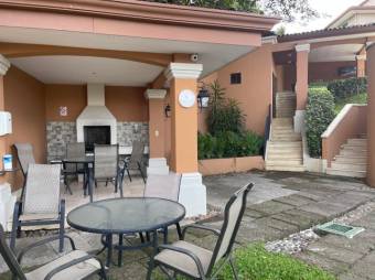 Se vende moderna casa con jardin en condominio de Escazú 23-883