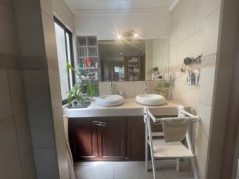 Se vende moderna casa con jardin en condominio de Escazú 23-883