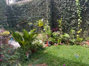 Se vende moderna casa con jardin en condominio de Escazú 23-883