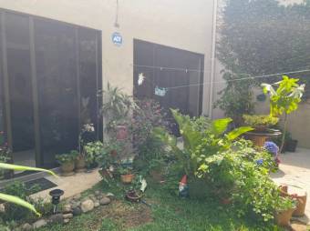 Se vende moderna casa con jardin en condominio de Escazú 23-883