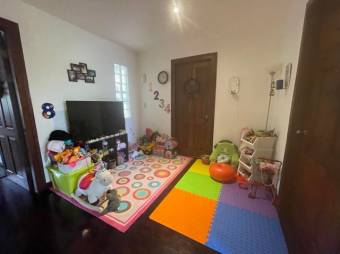 Se vende moderna casa con jardin en condominio de Escazú 23-883