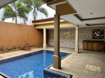 Se vende moderna casa con piscina en condominio de San Antonio Belén 24-1669