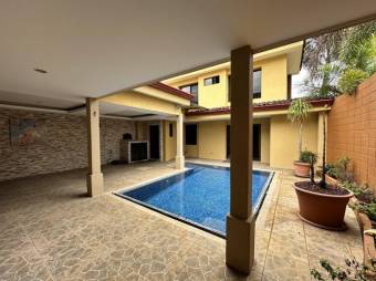 Se vende moderna casa con piscina en condominio de San Antonio Belén 24-1669