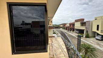 Se vende moderna casa con piscina en condominio de San Antonio Belén 24-1669