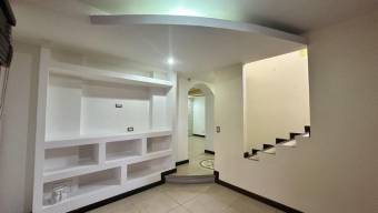 Se vende moderna casa con piscina en condominio de San Antonio Belén 24-1669