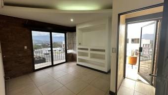 Se vende moderna casa con piscina en condominio de San Antonio Belén 24-1669