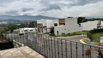 Se vende moderna casa con piscina en condominio de San Antonio Belén 24-1669