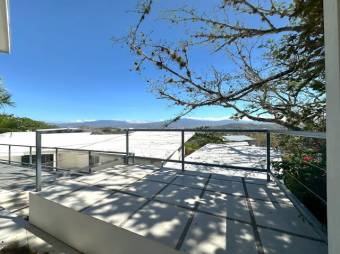 Se vende lujosa casa con piscina y amplio lote en Rio Oro 26-579