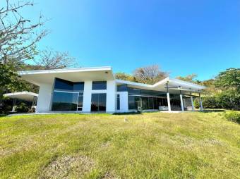 Se vende lujosa casa con piscina y amplio lote en Rio Oro 26-579