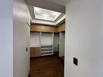 Se vende lujosa casa con piscina y amplio lote en Rio Oro 26-579