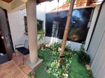 Se vende espaciosa casa con patio en Santa Lucia de Barva 26-568