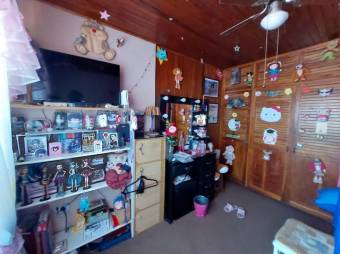 Se vende espaciosa casa con patio en Santa Lucia de Barva 26-568