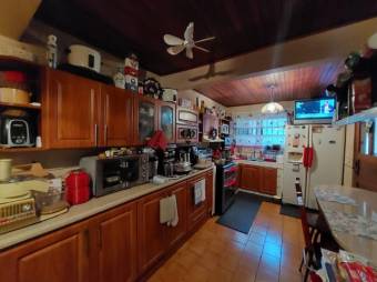 Se vende espaciosa casa con patio en Santa Lucia de Barva 26-568