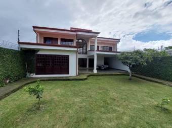 Se vende espaciosa casa con patio y terraza en San Miguel de Heredia 26-693