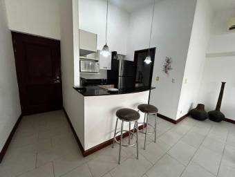 Se alquila moderno apartamento en condominio de Santa Ana 26-891