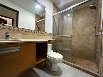Se alquila moderno apartamento en condominio de Santa Ana 26-891