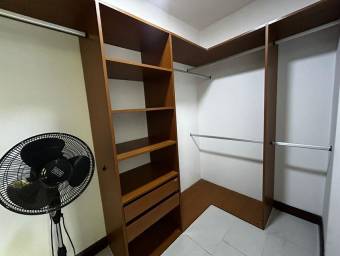 Se alquila moderno apartamento en condominio de Santa Ana 26-891