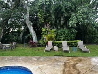 Se alquila moderno apartamento en condominio de Santa Ana 26-891