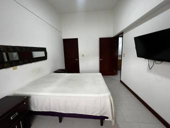 Se alquila moderno apartamento en condominio de Santa Ana 26-891