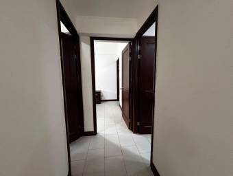 Se alquila moderno apartamento en condominio de Santa Ana 26-891