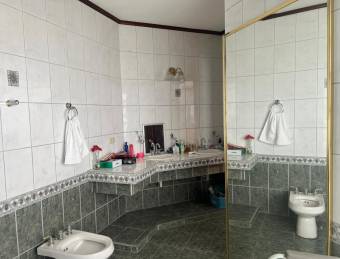 VENTA DE CASA l SAN VICENTE l MORAVIA l PRECIO NEGOCIABLE.