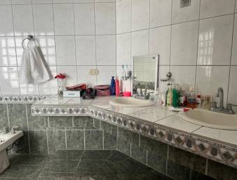 VENTA DE CASA l SAN VICENTE l MORAVIA l PRECIO NEGOCIABLE.