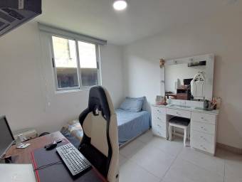 Se alquila espacioso apartamento en condominio Altamira 26-934