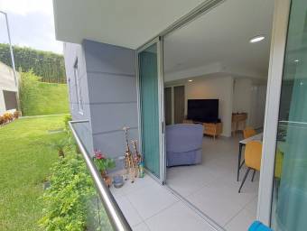 Se alquila espacioso apartamento en condominio Altamira 26-934