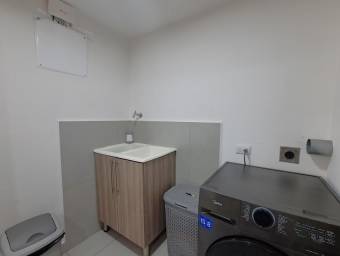 Se alquila espacioso apartamento en condominio Altamira 26-934