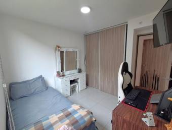 Se alquila espacioso apartamento en condominio Altamira 26-934