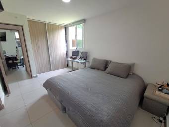 Se alquila espacioso apartamento en condominio Altamira 26-934