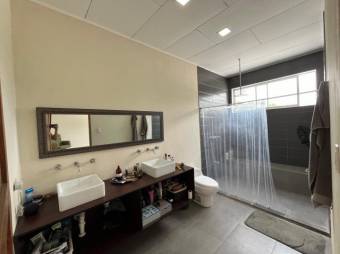 Se alquila espacioso apartamento en Escazú 26-750