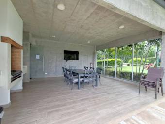 Se alquila moderno apartamento amoblado en condominio Altamira 26-546