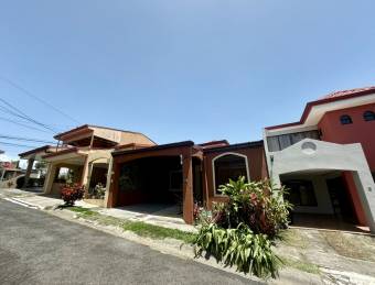 Venta de casa en Mercedes Norte, Heredia #26-106