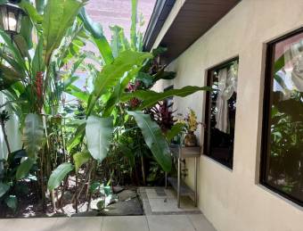 Venta de casa en Mercedes Norte, Heredia #26-106