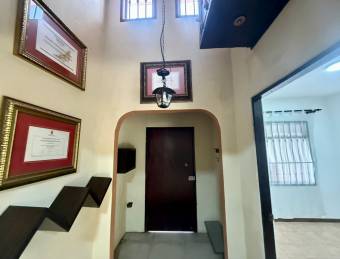 Venta de casa en Mercedes Norte, Heredia #26-106