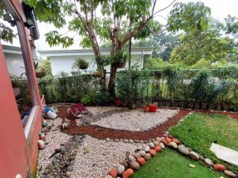 Se vende amplia propiedad con 2 casas en Santo Domingo Heredia 26-280