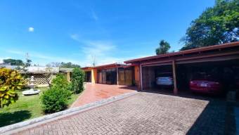 Se venden casa y 2 apartamentos con amplio lote en Santa bárbara Heredia 24-1075