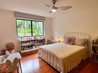 Se vende lujosa casa con patio en San Rafael Escazú 26-881