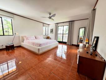 Se vende lujosa casa con patio en San Rafael Escazú 26-881