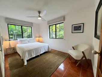 Se vende lujosa casa con patio en San Rafael Escazú 26-881